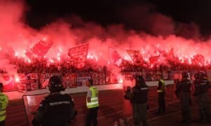 Фанатлар жамоага ҳужум қилди, бош мураббий шикастланди