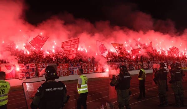 Фанатлар жамоага ҳужум қилди, бош мураббий шикастланди