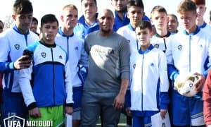 Роберто Карлос ЎФА майдонида болажонлар учун мастер-класс намойиш қилди