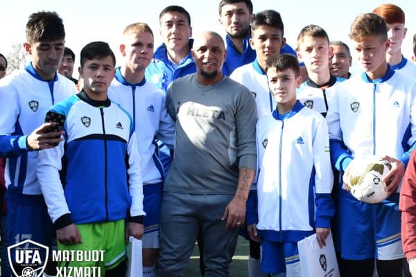 Роберто Карлос ЎФА майдонида болажонлар учун мастер-класс намойиш қилди