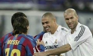 Ҳужумда Месси, Роналдо ва Роналдинью 