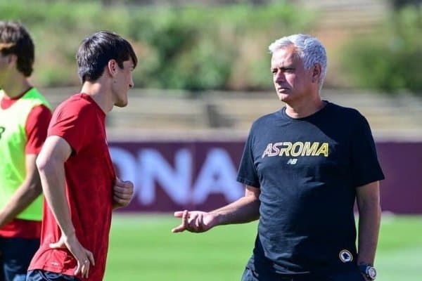 Моуриньога хушхабар ёхуд Шомуродов зиёфатга бормайди!