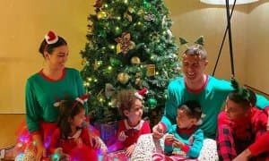 Арча безатган машҳурлар (фотогалерея)