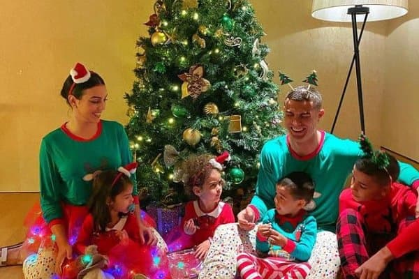 Арча безатган машҳурлар (фотогалерея)