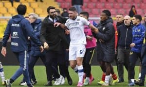 Италияда рақиб футболчисининг юзига “калла қўйган” бош мураббий ҳайдалди