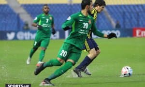 Футболчилар майдонда сузиб юрган ўйиндан фоторепортаж