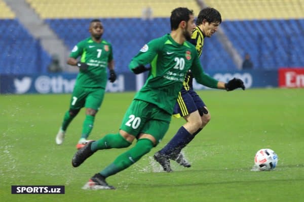 Футболчилар майдонда сузиб юрган ўйиндан фоторепортаж