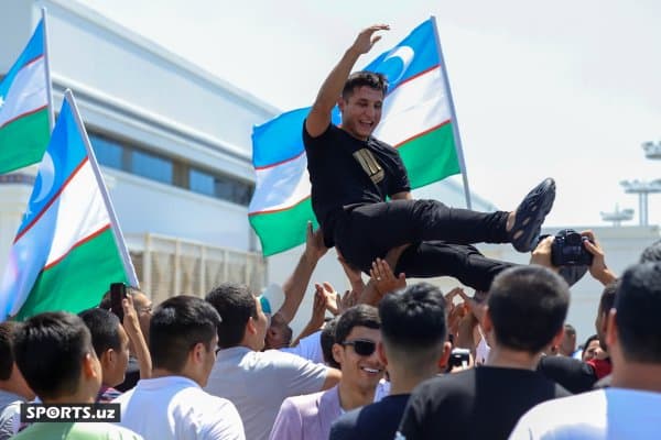 Эркебулан Токтарни мағлуб этган Одилхон Камолов Тошкент халқаро аэропортида тантанали кутиб олинди (фотогалерея)