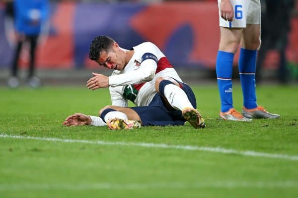 Тўртта гол ўтказган дарвозабон бир мушт билан Роналдунинг бурнини ёрди (фото)