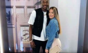 Гол ура олмай қолган Абрахам севгилиси билан оролга кетиб қолди