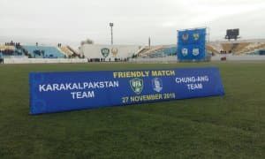 Кореялик футболчилар Қорақалпоғистон вакилларига қарши тўп суради