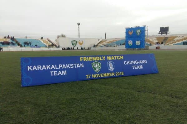 Кореялик футболчилар Қорақалпоғистон вакилларига қарши тўп суради