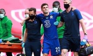 Тухель унутиб қўйган футболчи майдонга қайтмоқда