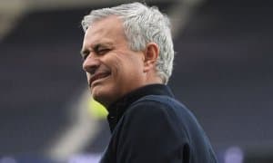 Моуриньо икки ўйинчини кузатади