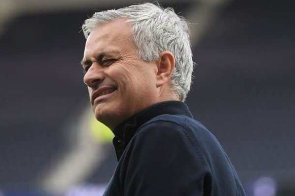 Моуриньо икки ўйинчини кузатади