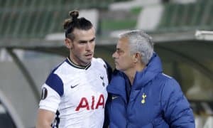 Бэйл уялиб қолди