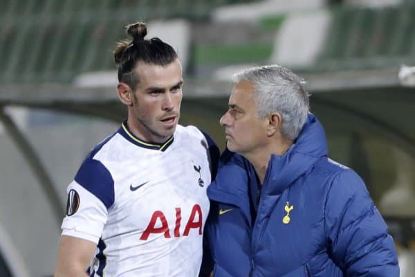 Бэйл уялиб қолди