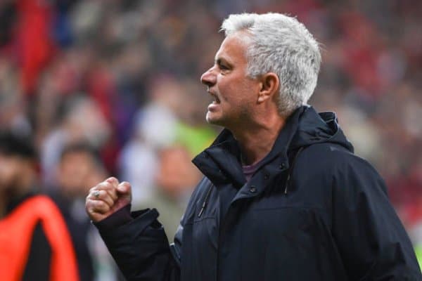 Моуриньо “Фенербаҳче” юлдузини ҳайдаяпти