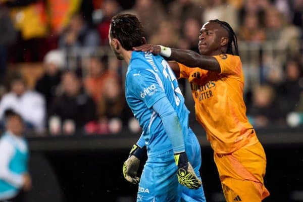 Расво қилдинг! Дарвозабонга ташланган Винисиус 12 та учрашувга дисквалификация қилиниши мумкин