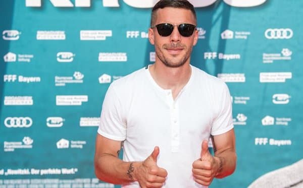 Расман: Лукас Подольски "Антальяспор" футболчисига айланди