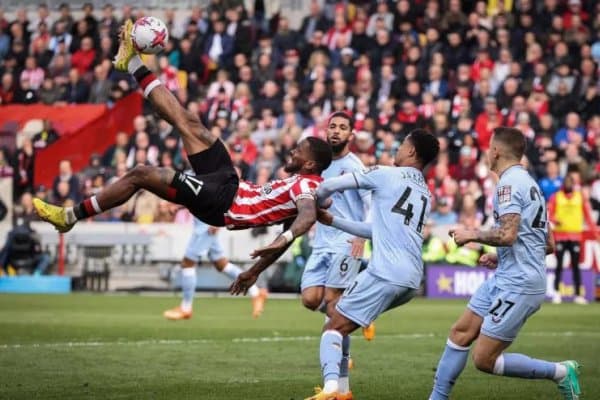 Футболдан ҳайдалган ҳужумчи роса талаш бўляпти