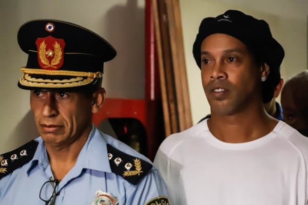 Роналдиньо яна қамоққа равона бўладиган...