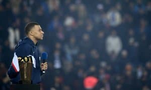 Мбаппе тарихий ўйиндаги футболкаси қизалоғидан айрилган рақибга берди (фото)