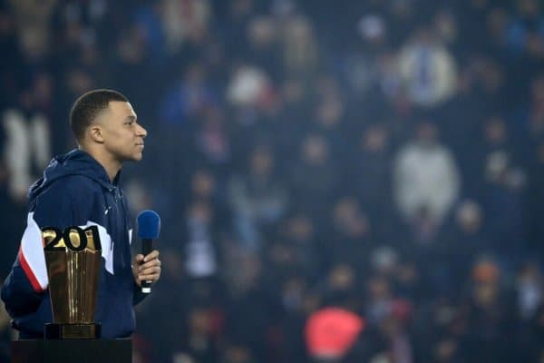 Мбаппе тарихий ўйиндаги футболкаси қизалоғидан айрилган рақибга берди (фото)