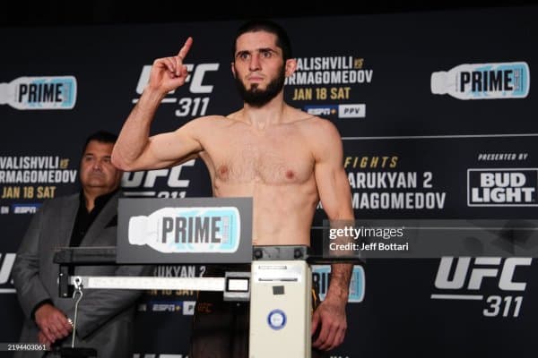 Ана холос !!! Арман Царукян жангни тарк этди, Ислом Махачев эса... 