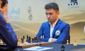 Нодирбек Якуббоев ҳиндистонлик шахматчи билан учрашиб, унга гул ва ширинлик совға қилди