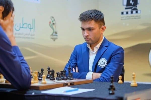 Нодирбек Якуббоев ҳиндистонлик шахматчи билан учрашиб, унга гул ва ширинлик совға қилди