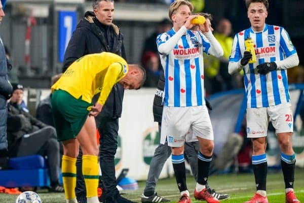 Ғаройиб учрашув. Робин ван Перси жамоасига қарши 12 футболчи ўйнади