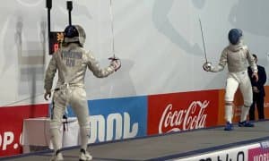 Ўзбек қизи қилич “чопиш”ни кўрсатиб қўйди