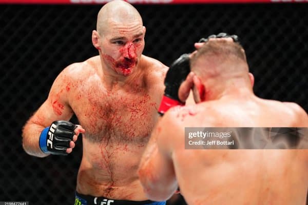 Дрикус Дю Плесси ва Шон Стрикленд ўртасидаги қонли жанг якунланди!