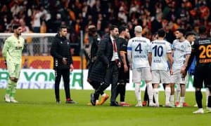 “Галатасарой” рақибининг барча футболчилари ўйин пайти майдондан кетиб қолди