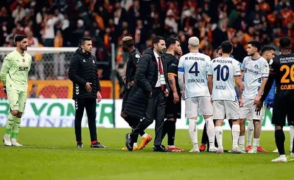“Галатасарой” рақибининг барча футболчилари ўйин пайти майдондан кетиб қолди
