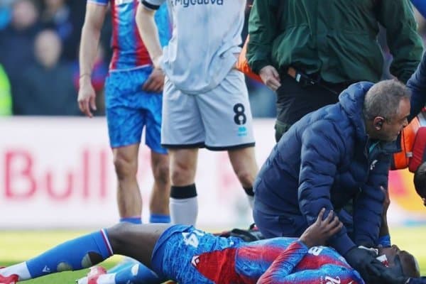 Даҳшатли зарба! Терма жамоа ўйинчисининг қулоғини тикиб қўйишди (фото)