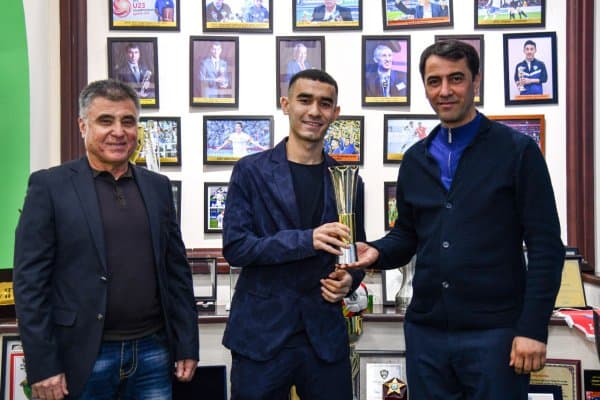 Муҳаммадали Ўринбоев ўз совринини қабул қилиб олди 