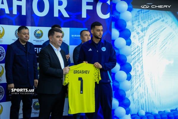 "Навбаҳор" янги футболчиларни таништирди (Фото)