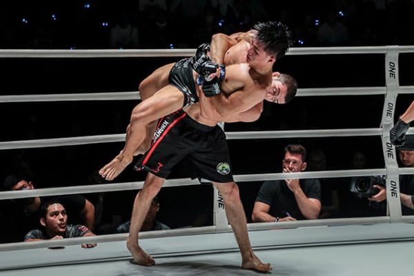 Санжар Зокиров рақибини "ухлатиб қўйди"