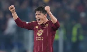 Шомуродов ғазабда бир зарба билан дарвоза тўрини тешмоқчи бўлди!