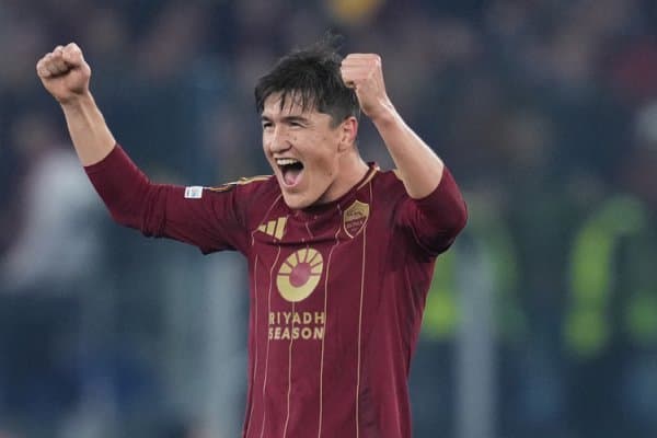 Шомуродов ғазабда бир зарба билан дарвоза тўрини тешмоқчи бўлди!