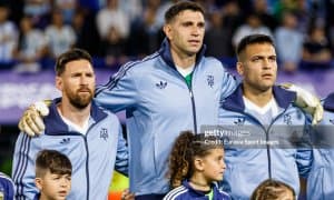 Аргентина яна бир етакчисини йўқотди