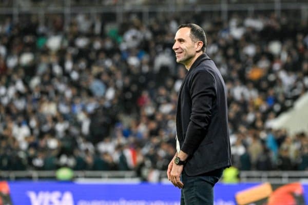 Тимур Кападзе ўйиндан сўнг бўлиб ўтган учрашув, бир нечта футболчиларнинг йўқотилиши ва Эронга қарши муҳим баҳс учун режалари ҳақида гапирди. (Тўлиқ матбуот анжумани)