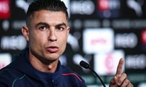 Роналду журналистларга қаттиқ жавоб қайтарди: "Савол берганда кўзимга қаранг!"