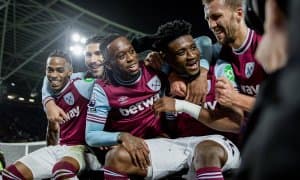 Англия клуби етти ўйинчидан воз кечди