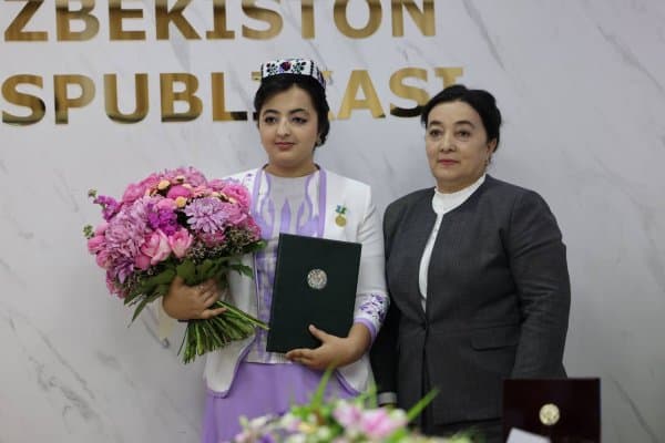 Афрўза Хамдамовага “Зулфия ” мукофоти тантанали тарзда топширилди  