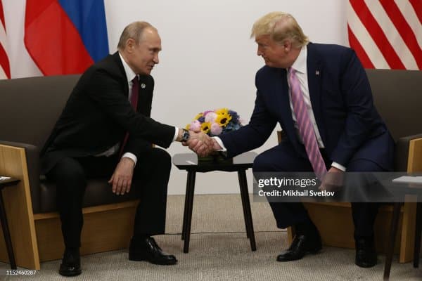Шахмат. Владимир Путин Дональд Трампга қарши