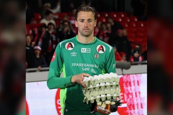 Европада баҳайбат дарвозабонга мукофот сифатида тўрт қути тухум берилди