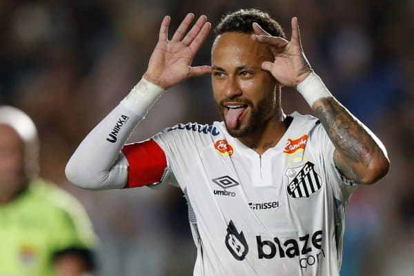 Неймар "Сантос" кийиниш хонасида комикс қаҳрамон эмблемаси туширилган либосда кўриниш берди (Фото) 